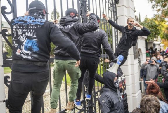 Vírus- és kormányellenes futballhuligánok randalíroztak Pozsonyban