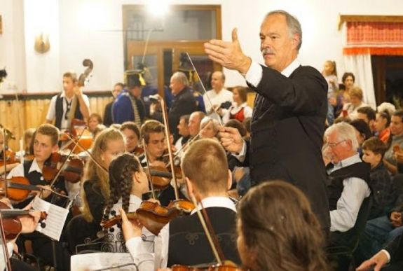 Kaptár dokumentumfilm-szemle: a Szentegyházi Gyermekfilharmónia karnagyáról szóló film nyert