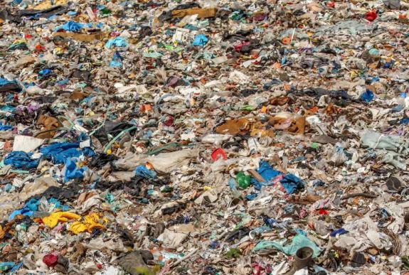 Napok óta orrfacsaró szemétszag terjeng Kolozsvár több lakónegyedében