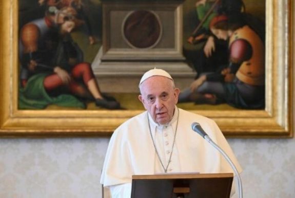 Ferenc pápa: a homoszexuális embereknek joguk kell legyen ahhoz, hogy családban éljenek