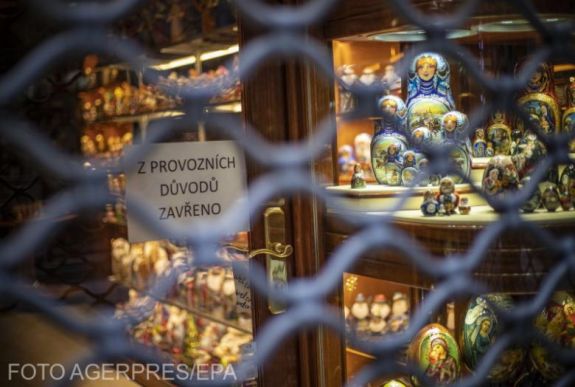 Csehországban 15 ezer új fertőzés volt csütörtökön, bezárják az üzleteket