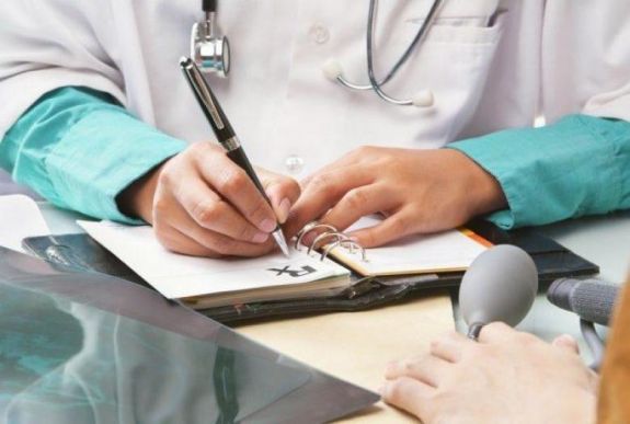 Hivatalos: a családorvosok ügyelik fel az enyhe tüneteket mutató COVID-betegeket