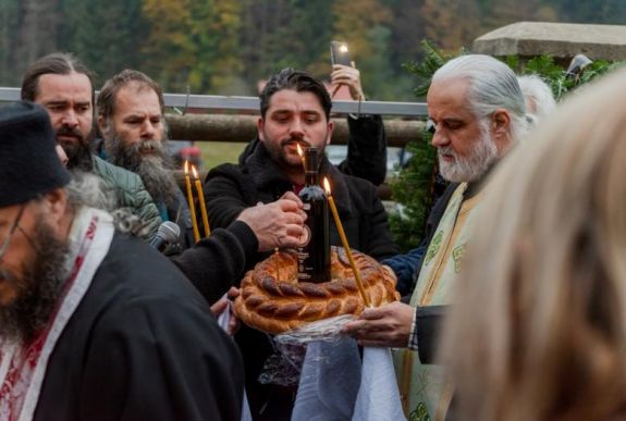 Maszk és távolságtartás nélkül fenyegetőztek az úzvölgyi temetőben a román nacionalisták