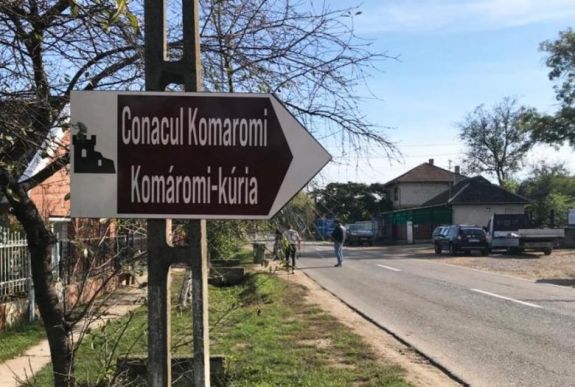 Újonnan kihelyezett táblákkal mutatnak irányt a turistáknak Bihar megyében