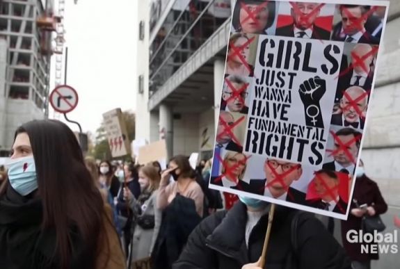 Forrong Lengyelország az abortuszszabályozás szigorítása miatt