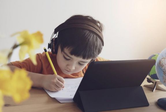 Online oktatás: a minisztérium írásban ígérteti meg mindenkivel, hogy nem rögzíti a tanórákat