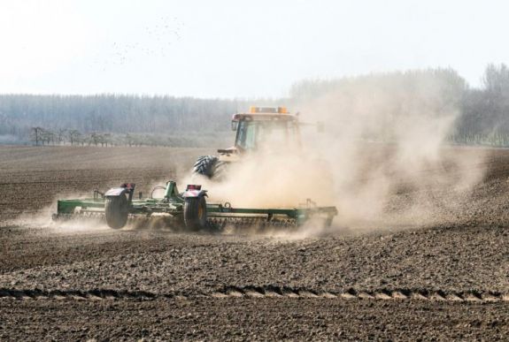 Szigorítják Romániában a mezőgazdasági területek adás-vételét