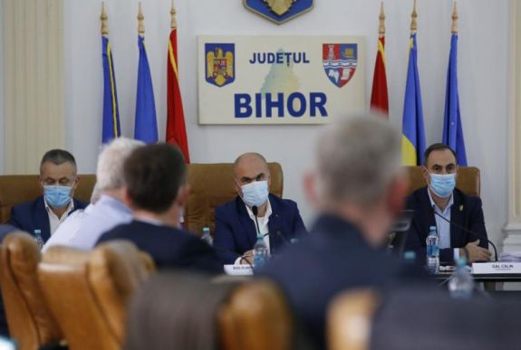 Megszavazta a liberális többség: 77 személyt utcára tesznek a Bihar Megyei Tanácsnál