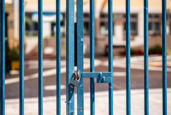 Perel a magániskolák szövetsége: jogtalanul zárták be a járvány miatt a romániai iskolákat?