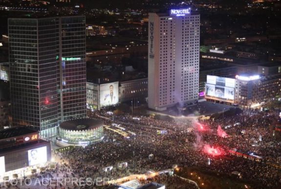 Óriási tömeg tüntetett az abortusztilalom ellen Varsóban