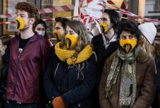 A színházi- és filmes szakma jeles képviselői csatlakoztak az SZFE hétfői tüntetéséhez