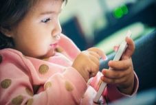 Oda szoktad adni a telefonodat a gyereknek? 