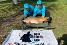 Rekordot döntött egy székelyföldi horgászcsapat: közel 36 kilós tükörpontyot fogtak ki