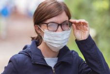 Megkeseríti a szemüvegesek életét a maszk: ezekkel a praktikákkal előzhető meg a párásodás