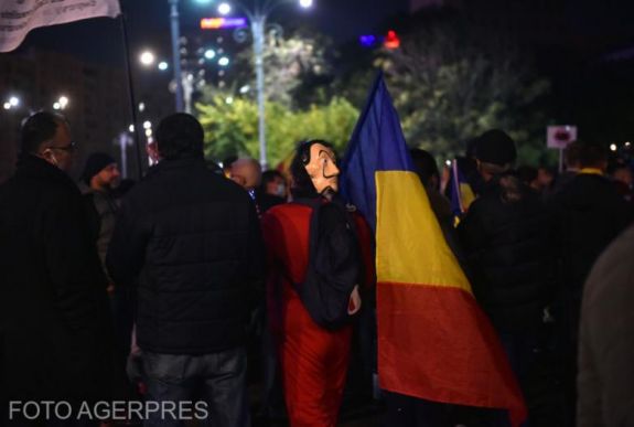 A hétfőtől életbe lépő korlátozások ellen tüntettek Bukarestben