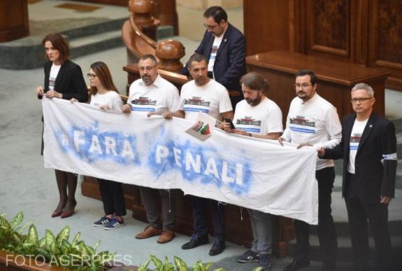 Büntetőügyesek nélküli közéletet: a szenátus alkotmányossági bizottsága pozitívan véleményezte a kezdeményezést