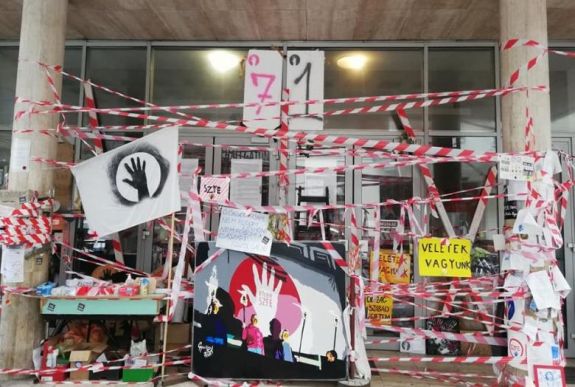 Elhagyják a hallgatók az SZFE épületeit, de a blokádot „magukkal viszik”