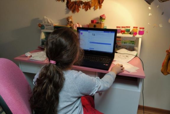 Nem csak az eszközhiány gond: a gyenge térerő és az internet hiánya miatt is akadozik az online oktatás