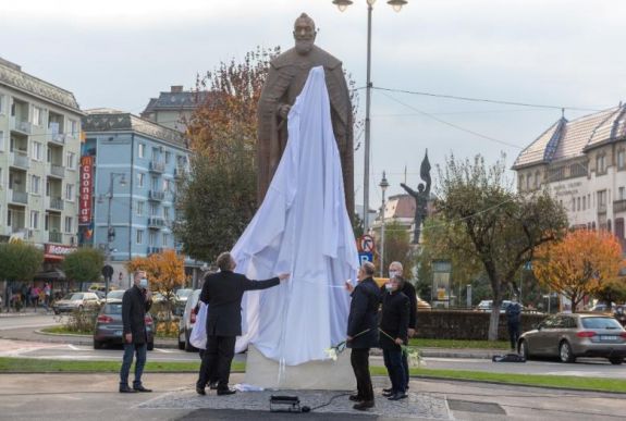 Több évtizedes álom valósult meg: felavatták Bethlen Gábor szobrát Marosvásárhely főterén