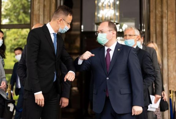 Kórháztűz: Szijjártó Péter felajánlotta Magyarország segítségét a román külügyminiszternek