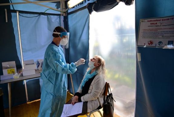 Nápolyban orvosokat keresnek, Rómában a tesztállomásokon hosszú sorok kígyóznak