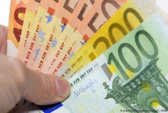 Válságkezelés csigatempóban: egy centet sem fizetett még ki a kormány a júliusban beígért 1,1 milliárd euróból