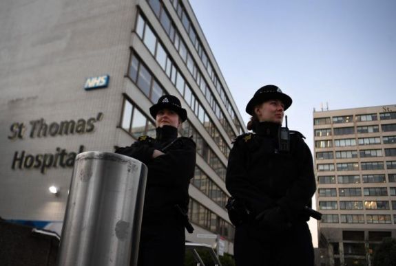 Részben feloldják, részben megerősítik Angliában a járványügyi intézkedéseket