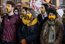 Feladják a blokádot az SZFE hallgatói a járványügyi szigorítások miatt