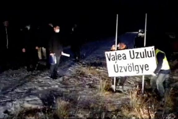 Kétnyelvű helységnévtáblákat állíttatott hétfőn Hargita megye tanácsa Úzvölgye település határaiba