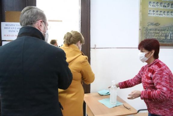 Zajlanak a parlamenti választások Romániában – percről percre tudósítunk az eseményekről