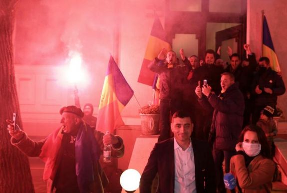 Mi áll az AUR mögött, és hogyan kavarhatja fel ez a párt a román politikát?