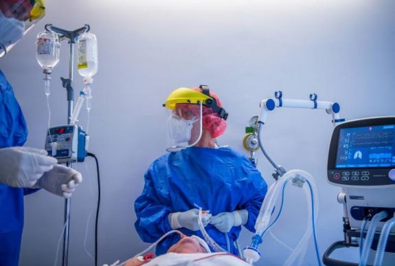 Tévedésből lekapcsoltak a lélegeztetőgépről egy beteget Bukarestben, nem élte túl