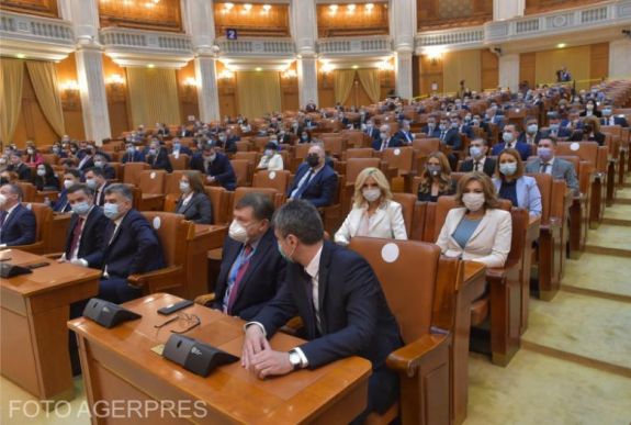 A PSD bojkott-fenyegetése közepette tartja alakuló ülését a parlament