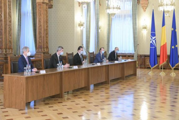 Kormányprogram: kisebbségi kerettörvény, az oktatás digitalizációja, egészségügyi reform a koalíció tervei között