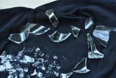 Krumplival az üvegszilánkok ellen: íme néhány tipp a törött pohár feltakarításához