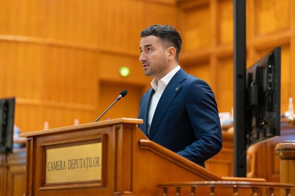 „Romániában vagyunk, nem Magyarországon” – Trikolórt aggattak a parajdi bánya bejáratára (VIDEÓ)