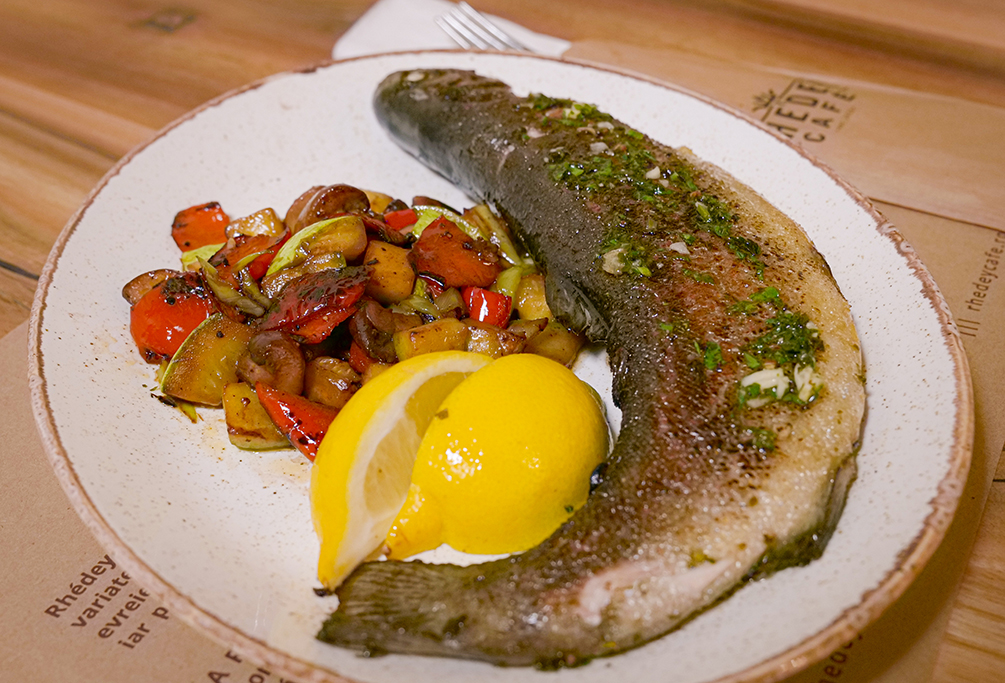 Erdély ízei: Egészben sült pisztráng ropogós zöldségekkel