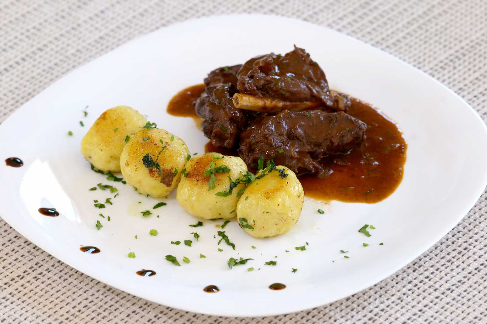 Erdély ízei: vadnyúl vadász módra, krumpligombóccal