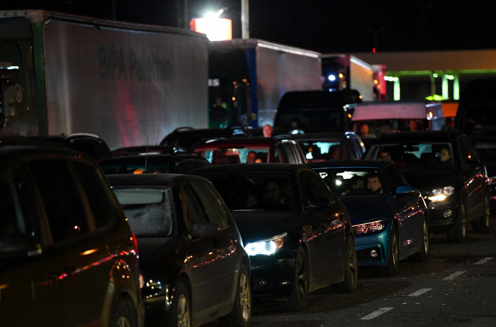 Az ukrán rendszámú elhagyott autók lassan megtöltik a suceavai repülőtér parkolóját