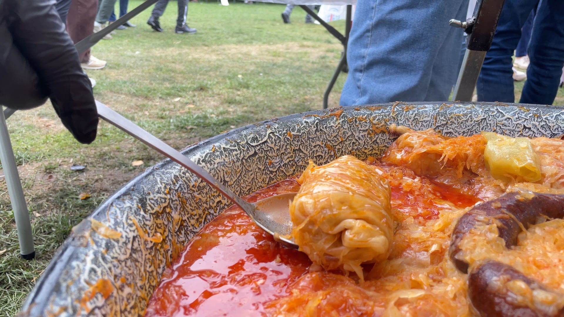 Mi a jó töltött káposzta titka? A parajdi fesztiválon utánajártunk (VIDEÓ)
