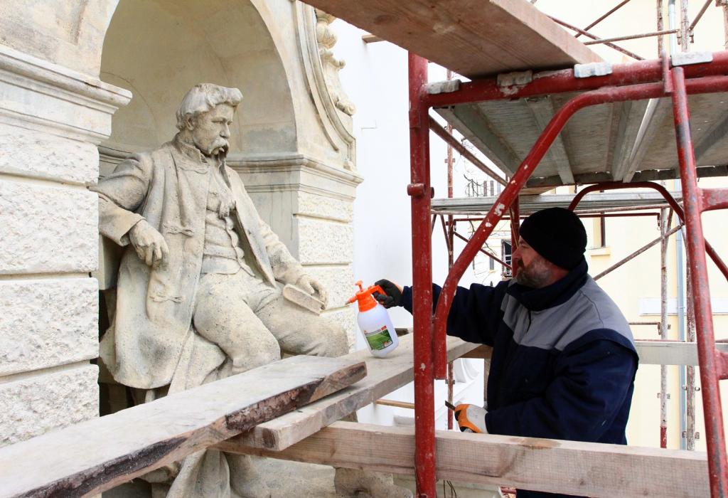 Így újult meg Arany János nagyszalontai kőszobra