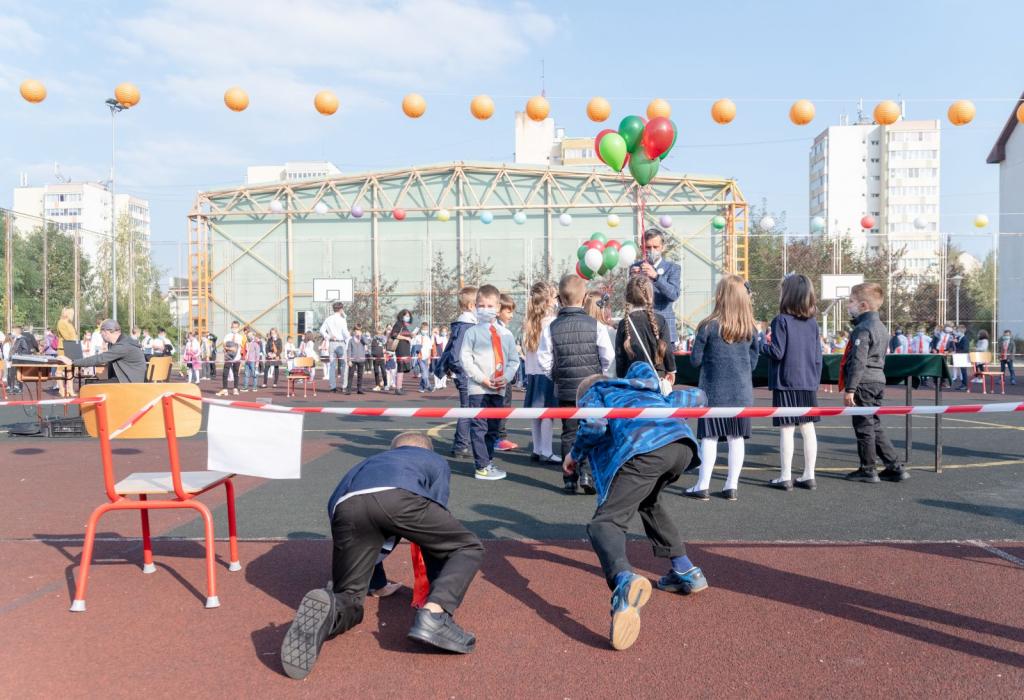 Maszkok mögé rejtett mosolyok – egy csíkszeredai általános iskola tanévnyitóján jártunk