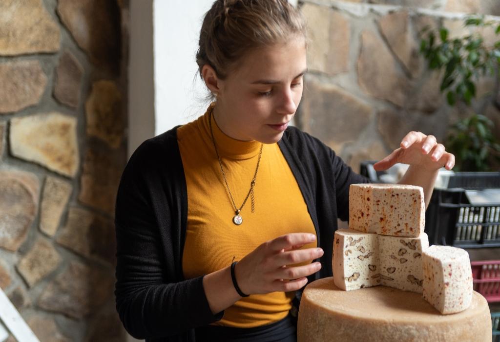 Családi program az állattartás, hobbi a sajtkészítés – a csíkszeredai sajtmustrán jártunk