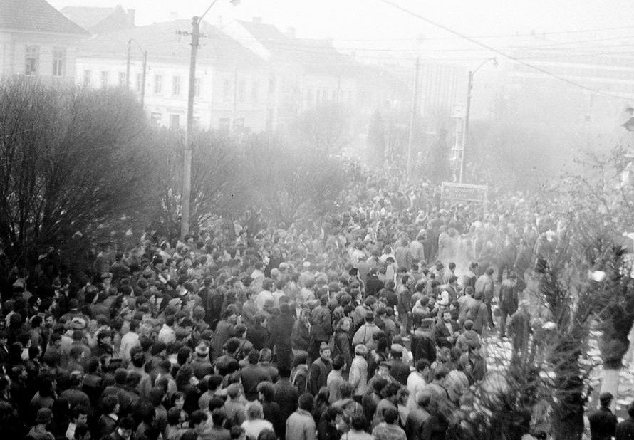 Tömeg Székelyudvarhely főterén 1989. december 22-én | Fotó: Szabó Károly