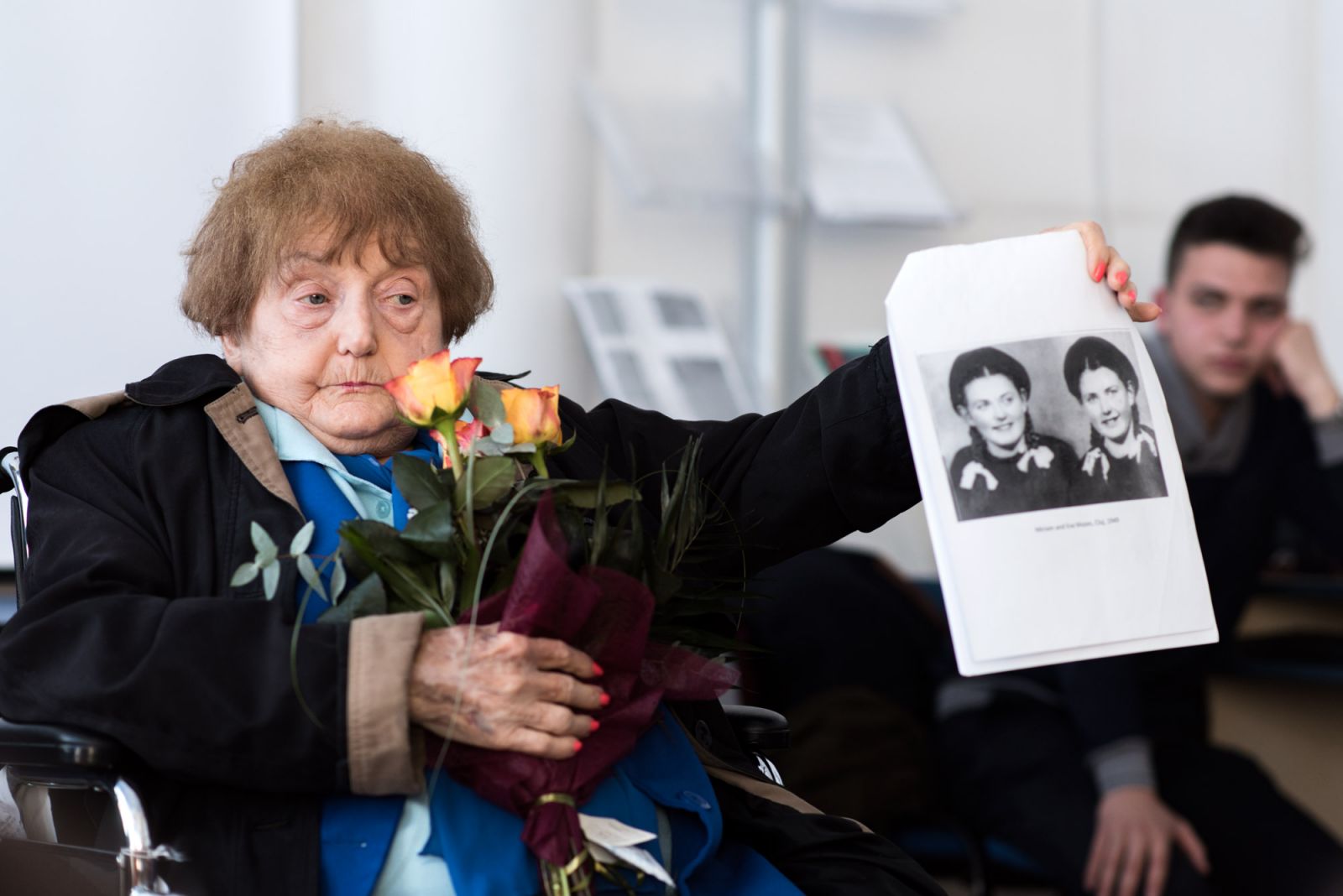 Eva Kor a kolozsvári licistáknak megmutatja, hogyan nézett ki ő meg ikertestvére, amikor 1948-ban ugyanabba az iskolába jártak | Forrás: pressone