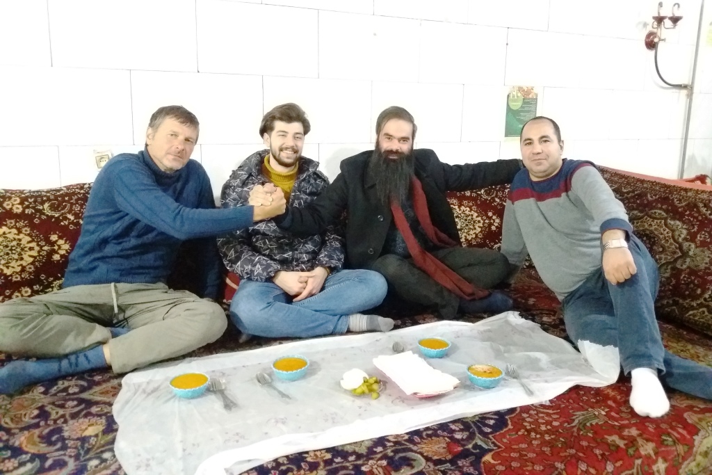 Egy kellemes iráni élmény: családi ebéd barátságos férfiakkal
