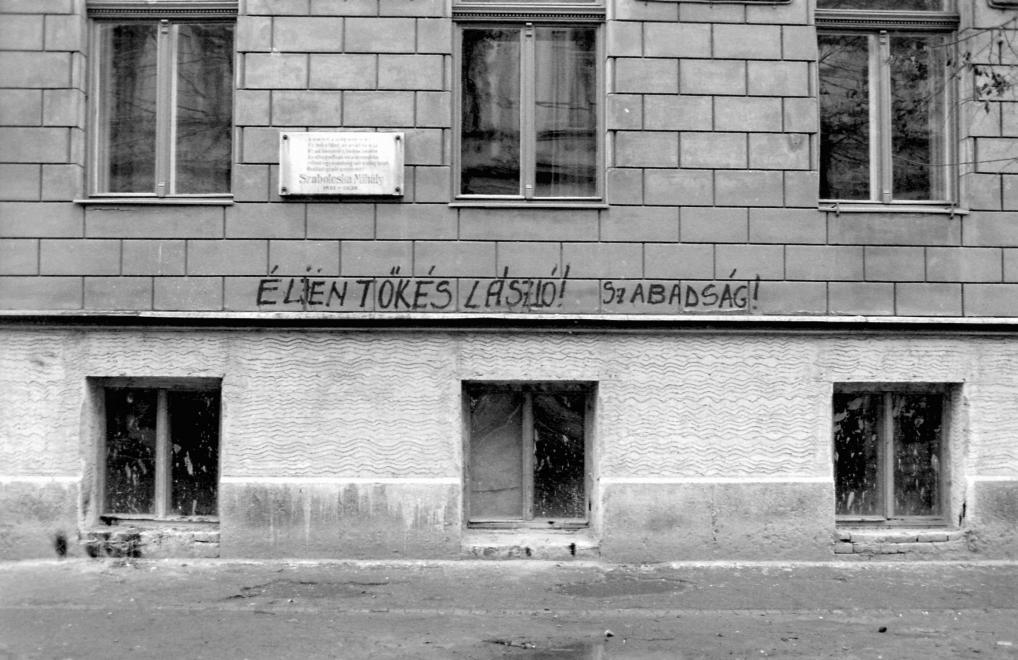 Felirat a Timotei Cipariu (Batthyány) utca 1. szám alatti ház falán Szabolcska Mihály emléktáblája alatt | Fotó: Urbán Tamás, Fortepan