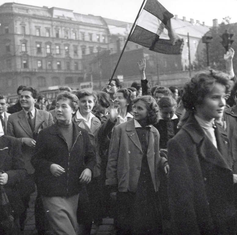 A forradalmi ifjúság a nemzeti zászlóval | Fortepan