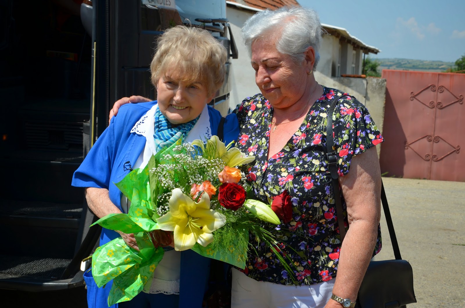 Eva Kor és gyerekkori barátnője, Lucia Crăciun a szülőfaluban, Porcon, 2014-ben | Forrás: Eva Kor Twitter oldala