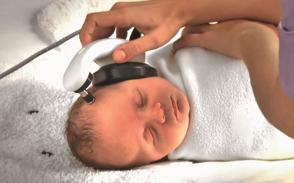 Как проверить слух у новорожденного. Отоакустическая эмиссия аппарат. Аудиологический скрининг новорожденных. Аппарат для проверки слуха у новорожденных. Аудиоскрининг новорожденных.